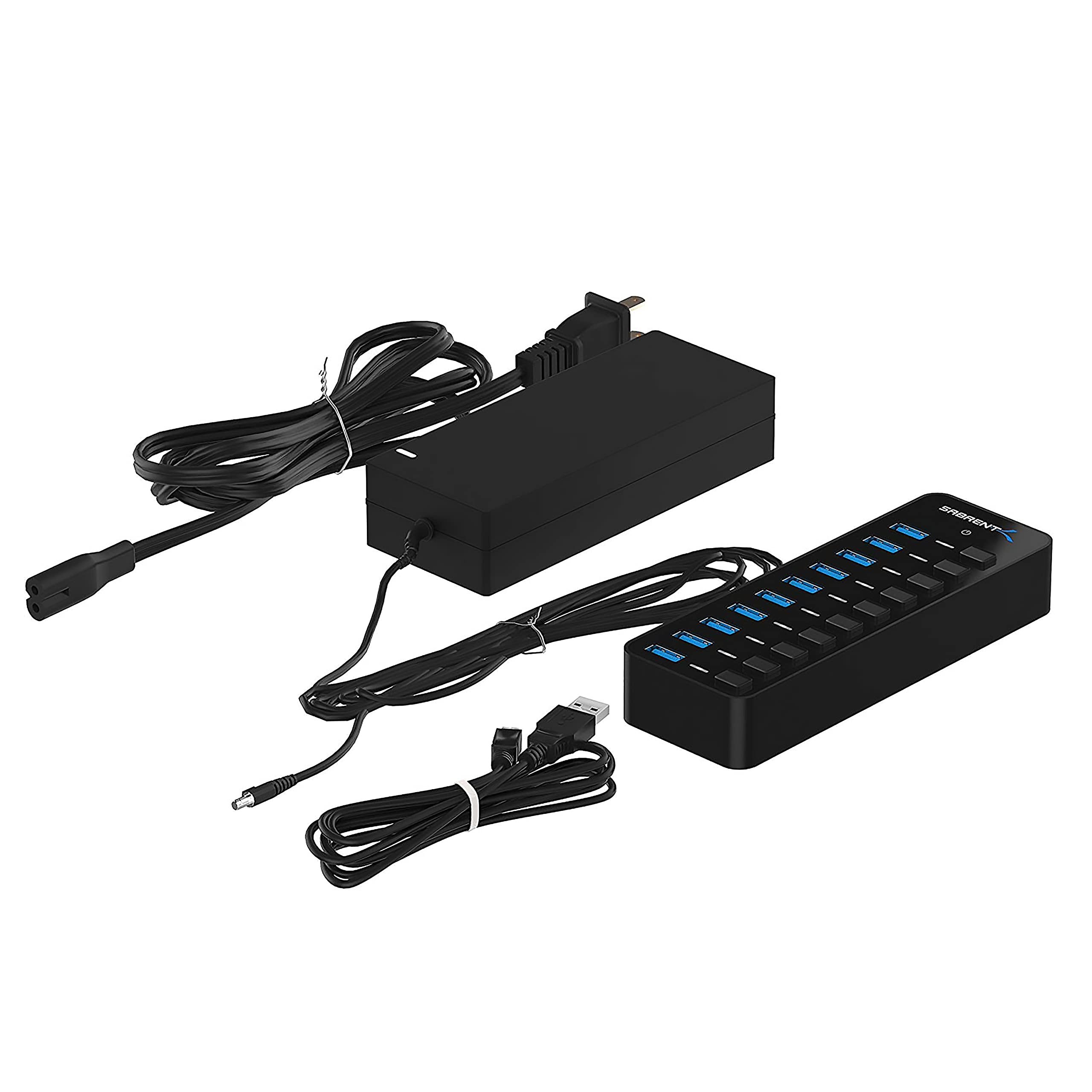 Un hub USB nero con più porte, un alimentatore e cavi su uno sfondo bianco.
