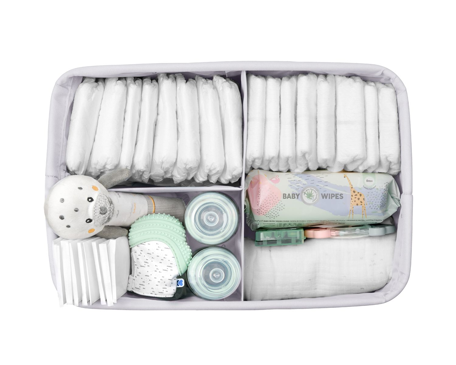Ein organisierter Babyeinsatz mit Windeln, Feuchttüchern, Fläschchen, einem Stofftier und Beißringen.
