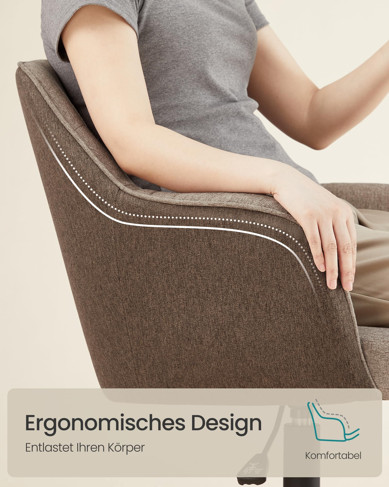 Eine Person sitzt in einem ergonomischen, braunen Stuhl mit sichtbaren Nähten.