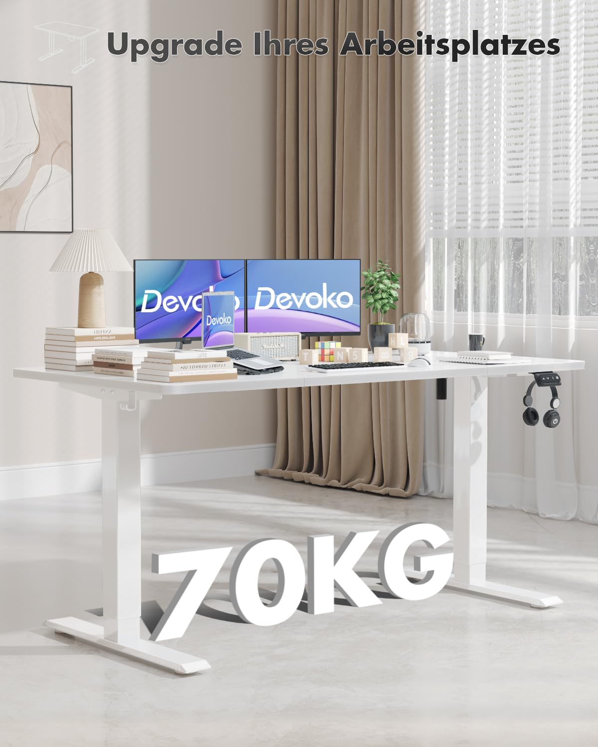Moderne weißer Stehschreibtisch mit zwei Monitoren, Büchern und Kopfhörern in einem hellen Raum.