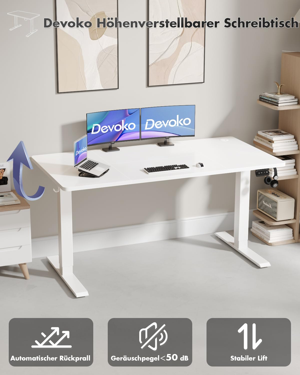 Weißer, höhenverstellbarer Devoko Schreibtisch mit zwei Monitoren, Laptop und Textoverlays auf neutralem Hintergrund.