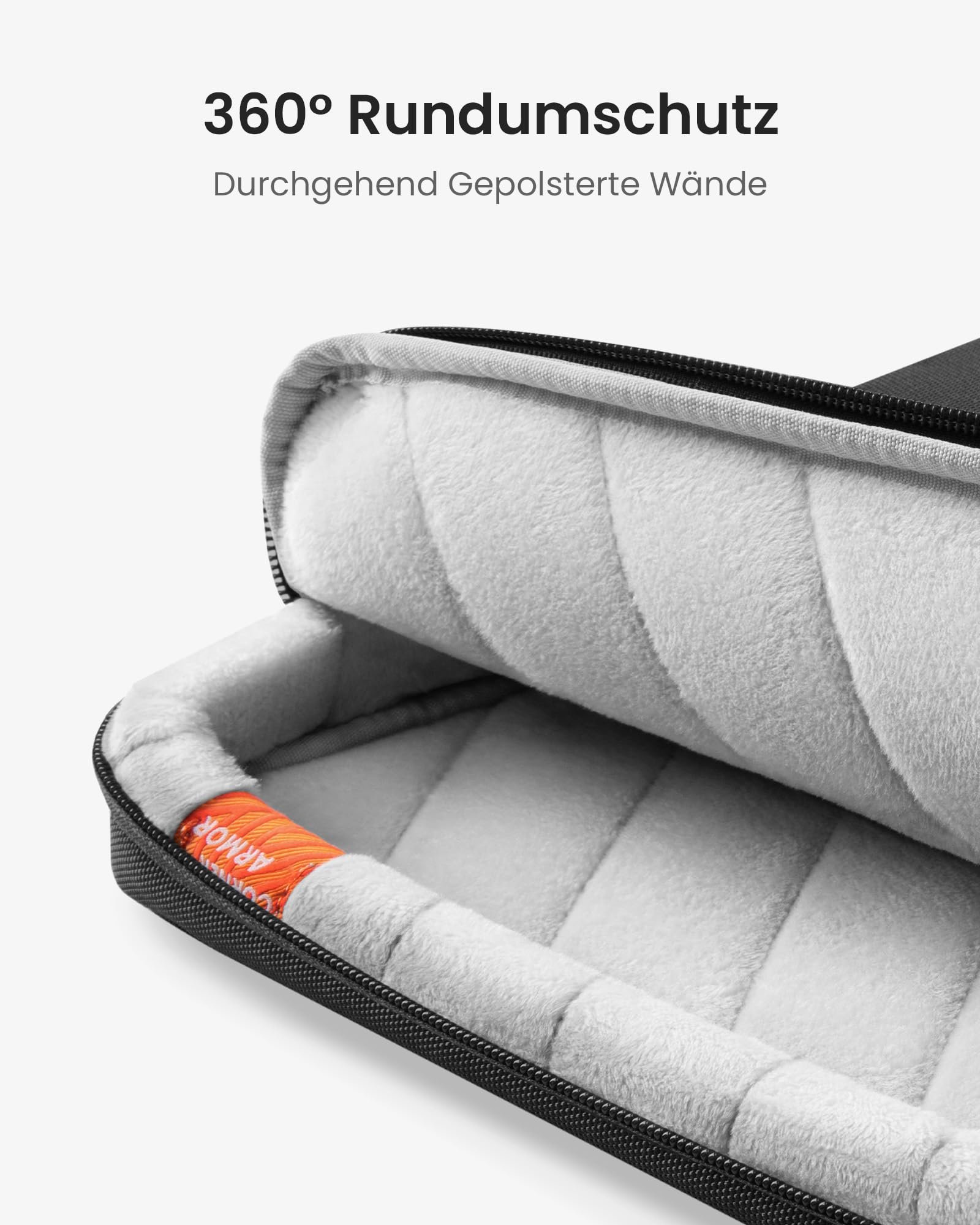 Offene schwarze Schutztasche mit weichem, grauem Plüschfutter und einem kleinen orangen Etikett.