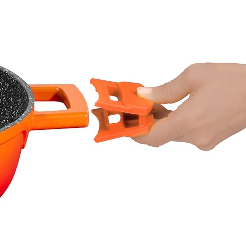 Una mano tiene impugnature in silicone arancione, pronte per essere attaccate al manico di una pentola.