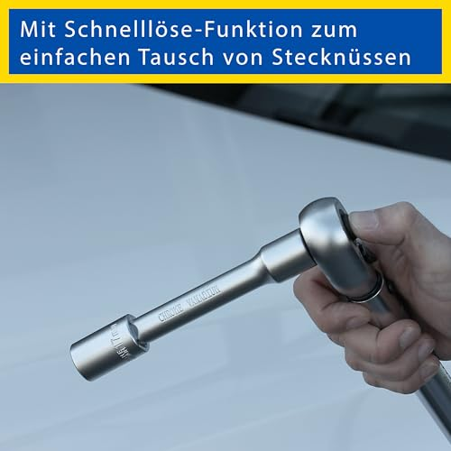 Eine Hand hält eine Chrom-Vanadin-Ratsche mit Schnelllöseknopf.