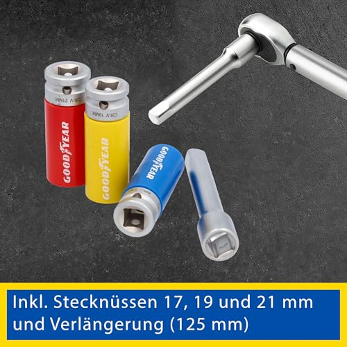 Ratschengriff, Verlängerung und bunte Goodyear Stecknüsse (17, 19, 21 mm) auf grauem Untergrund.