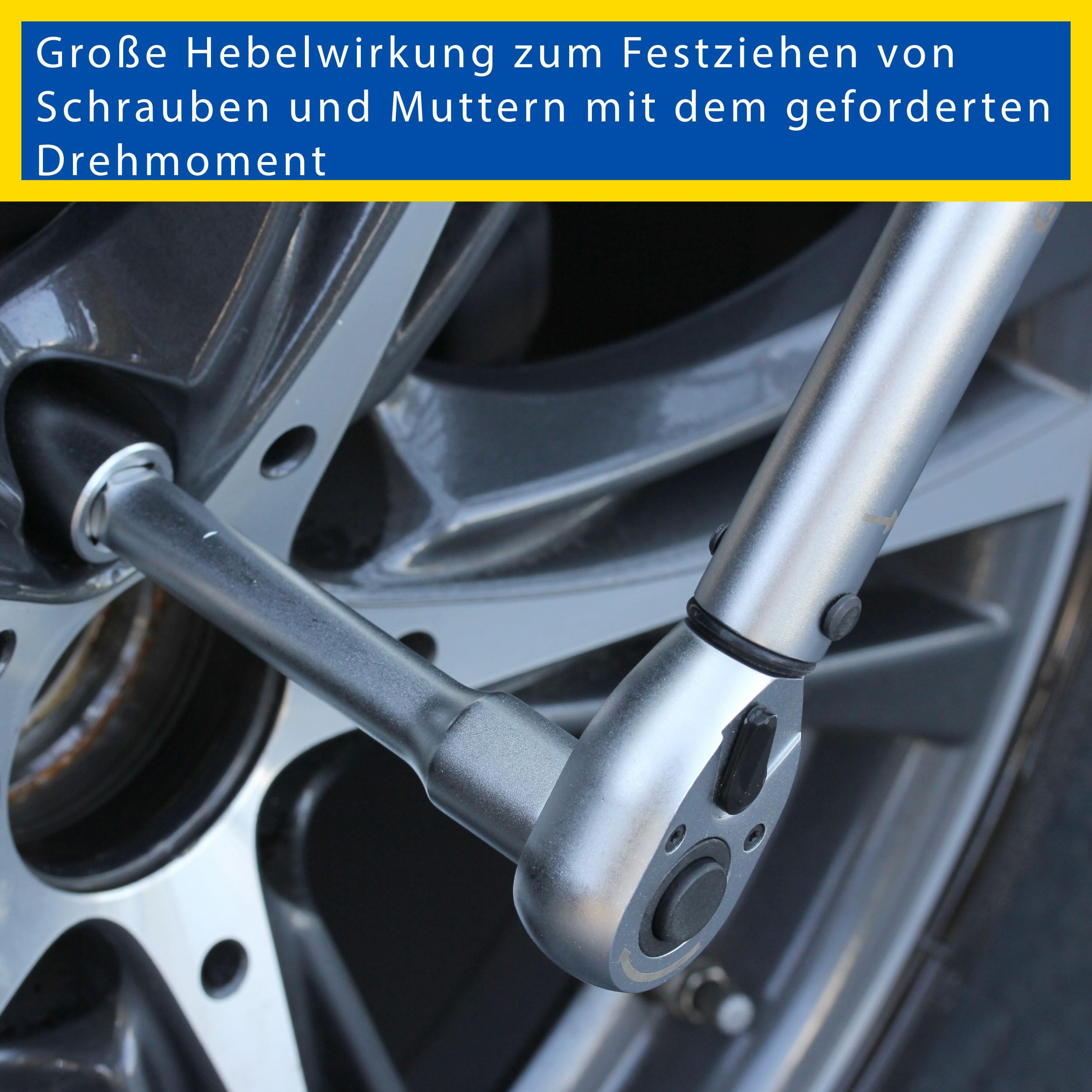 Ein Drehmomentschlüssel zieht eine Schraube an einer silbernen Autofelge fest.