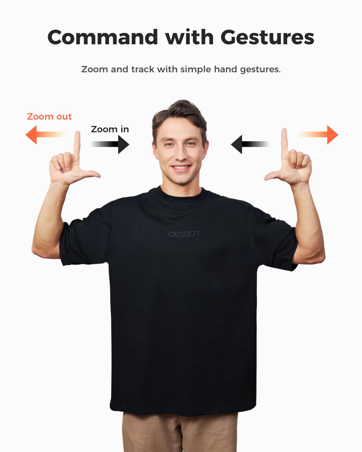 Un uomo con una maglietta nera mostra gesti delle mani per lo zoom.