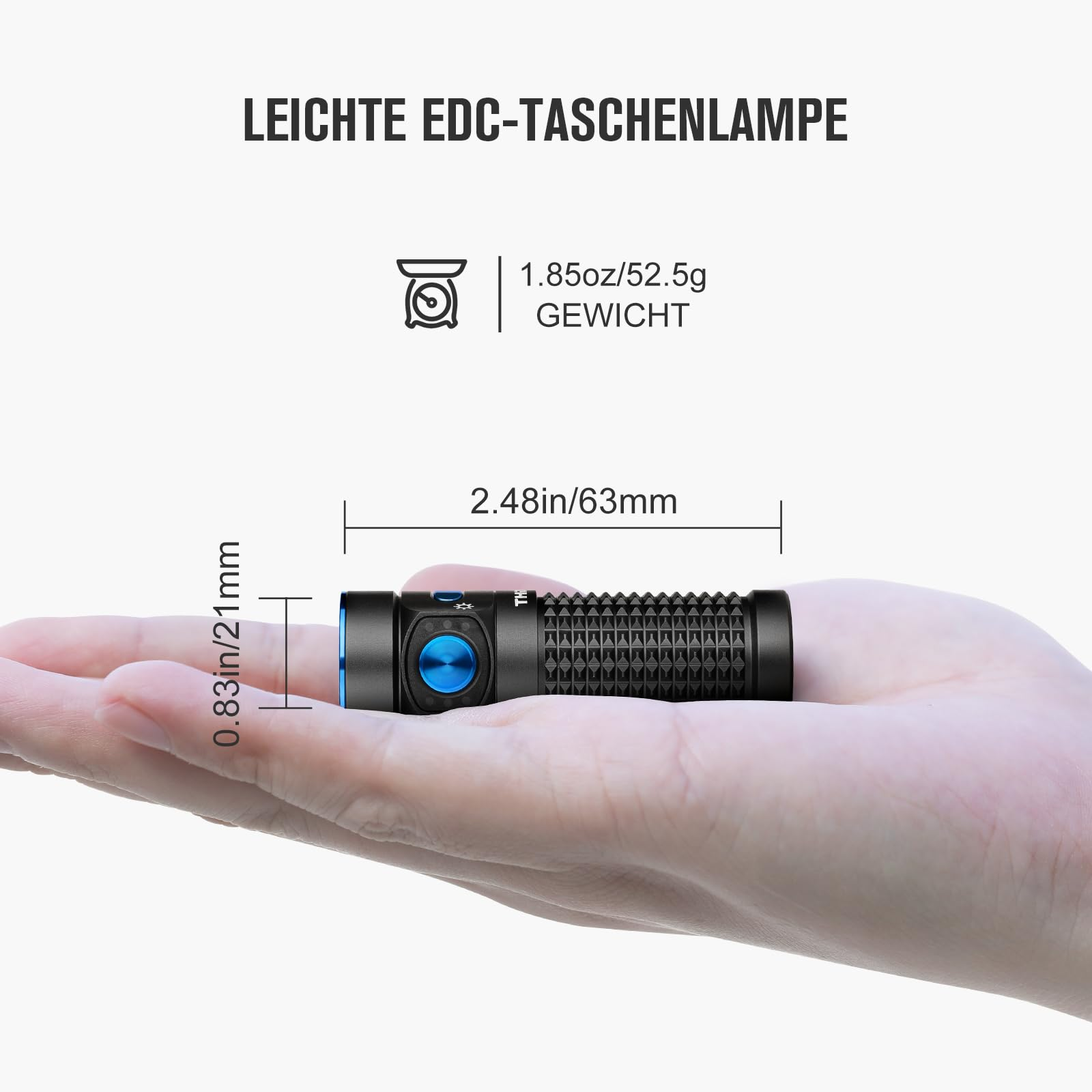 Eine kleine EDC-Taschenlampe liegt auf einer offenen Hand, mit Gewichts- und Größenangaben.