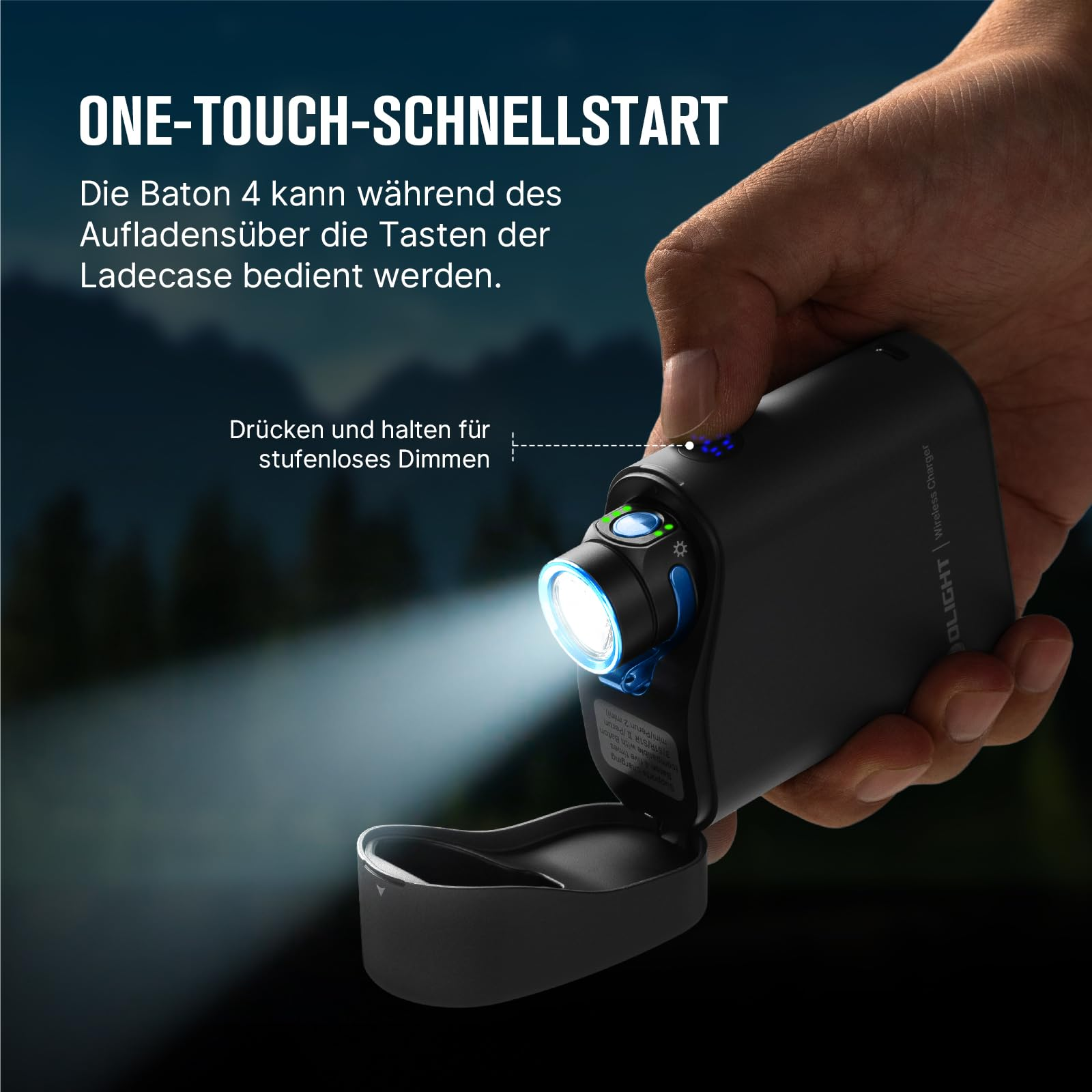 Hand hält schwarze Ladecase mit heller Mini-Taschenlampe vor verschwommenem Hintergrund.