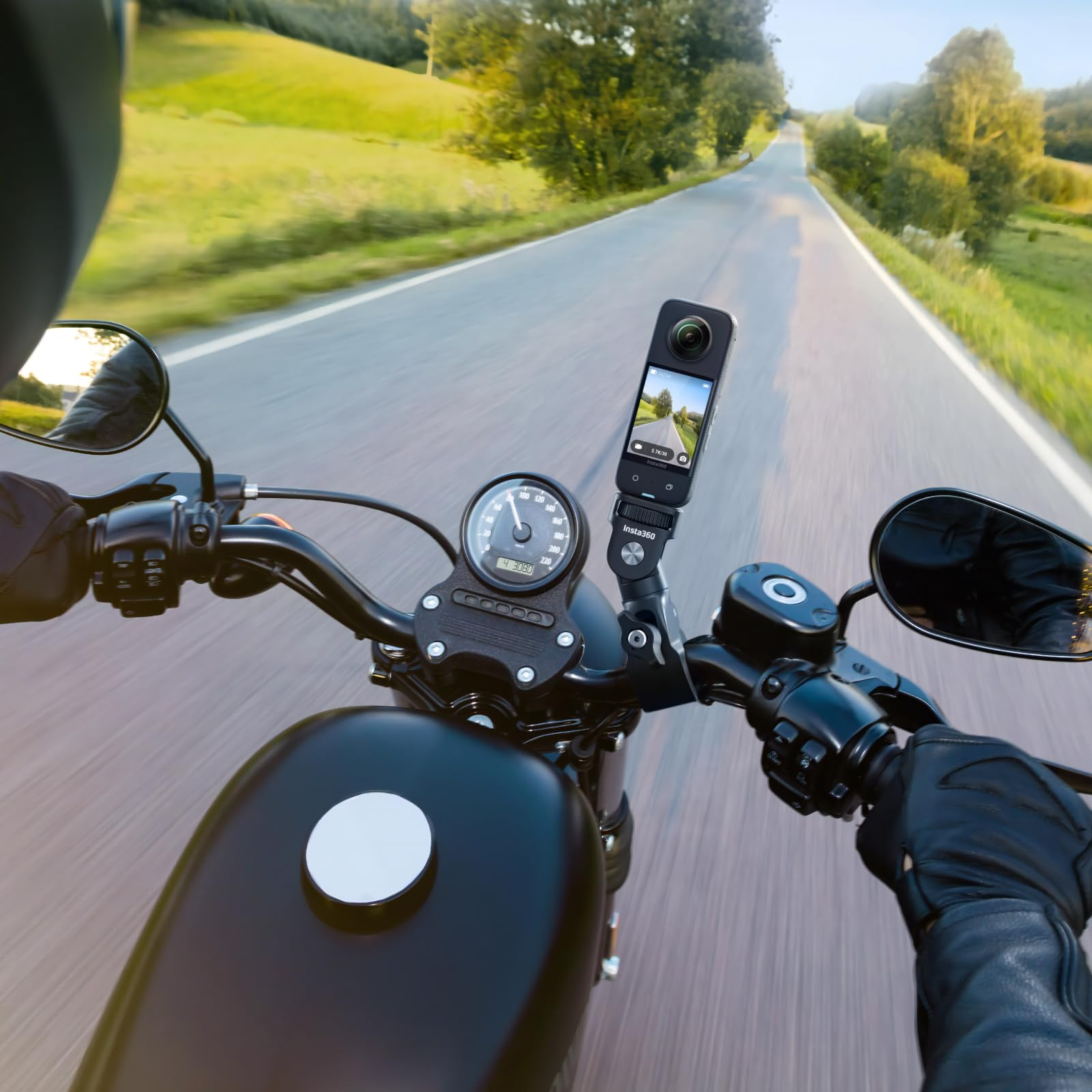 Ich-Perspektive beim Motorradfahren auf einer Landstraße, mit einer Kamera am Lenker montiert.