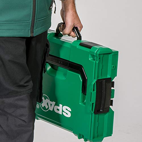 Una persona con abiti da lavoro verdi e neri trasporta una cassetta degli attrezzi verde e nera con marchio SPAX.