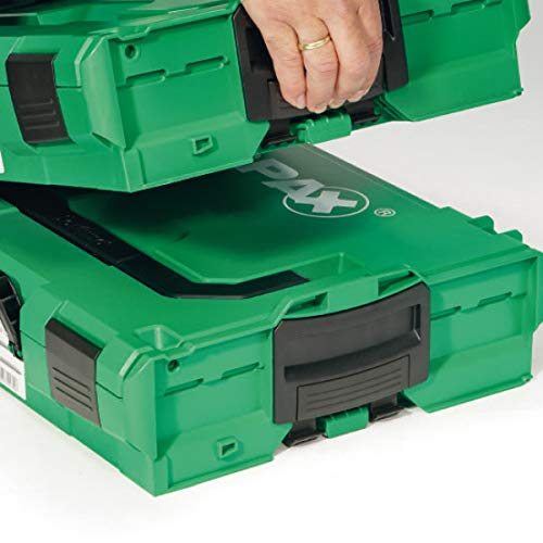 Una mano con un anello solleva una cassetta degli attrezzi in plastica verde sopra un'altra.