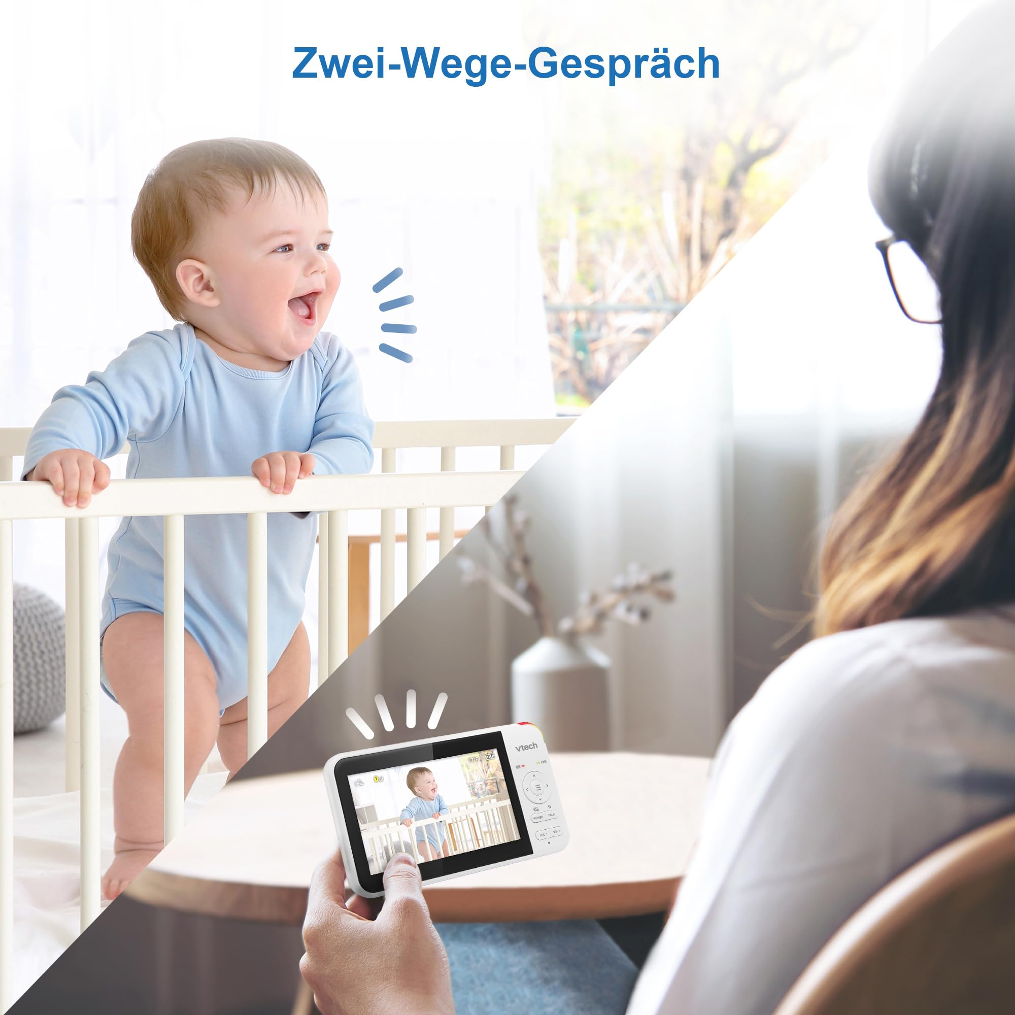 Un bambino felice è in una culla e una madre guarda lo schermo di un baby monitor.