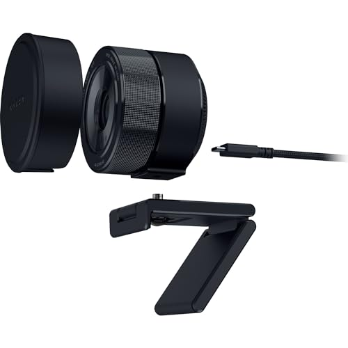 Webcam nera con coperchio separato, cavo USB e supporto regolabile su sfondo bianco.
