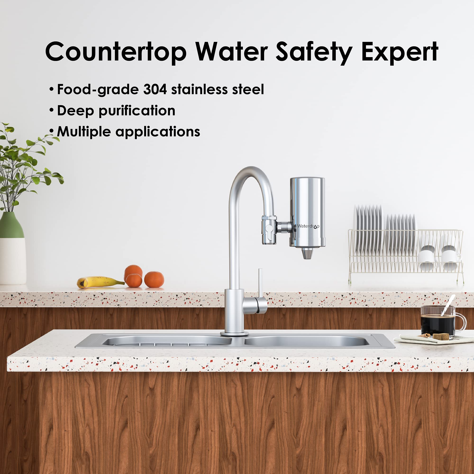 Rubinetto con filtro acqua in acciaio inox con frutta, stoviglie e testo.
