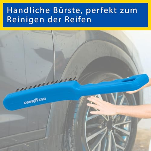 Pratica spazzola blu Goodyear per la pulizia dei pneumatici auto.