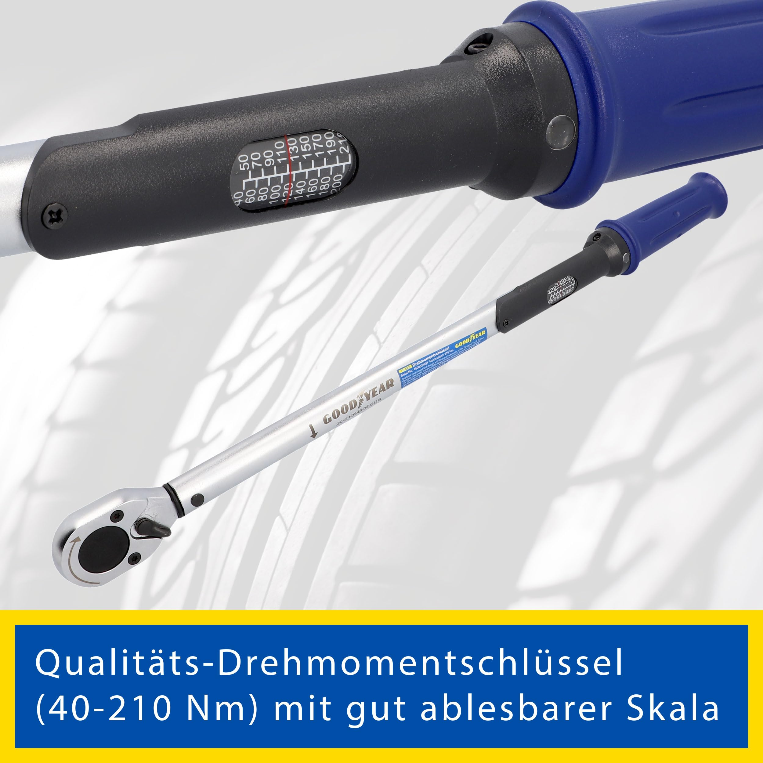Una chiave dinamometrica Goodyear con scala 40-210 Nm, manico blu e primo piano della scala.