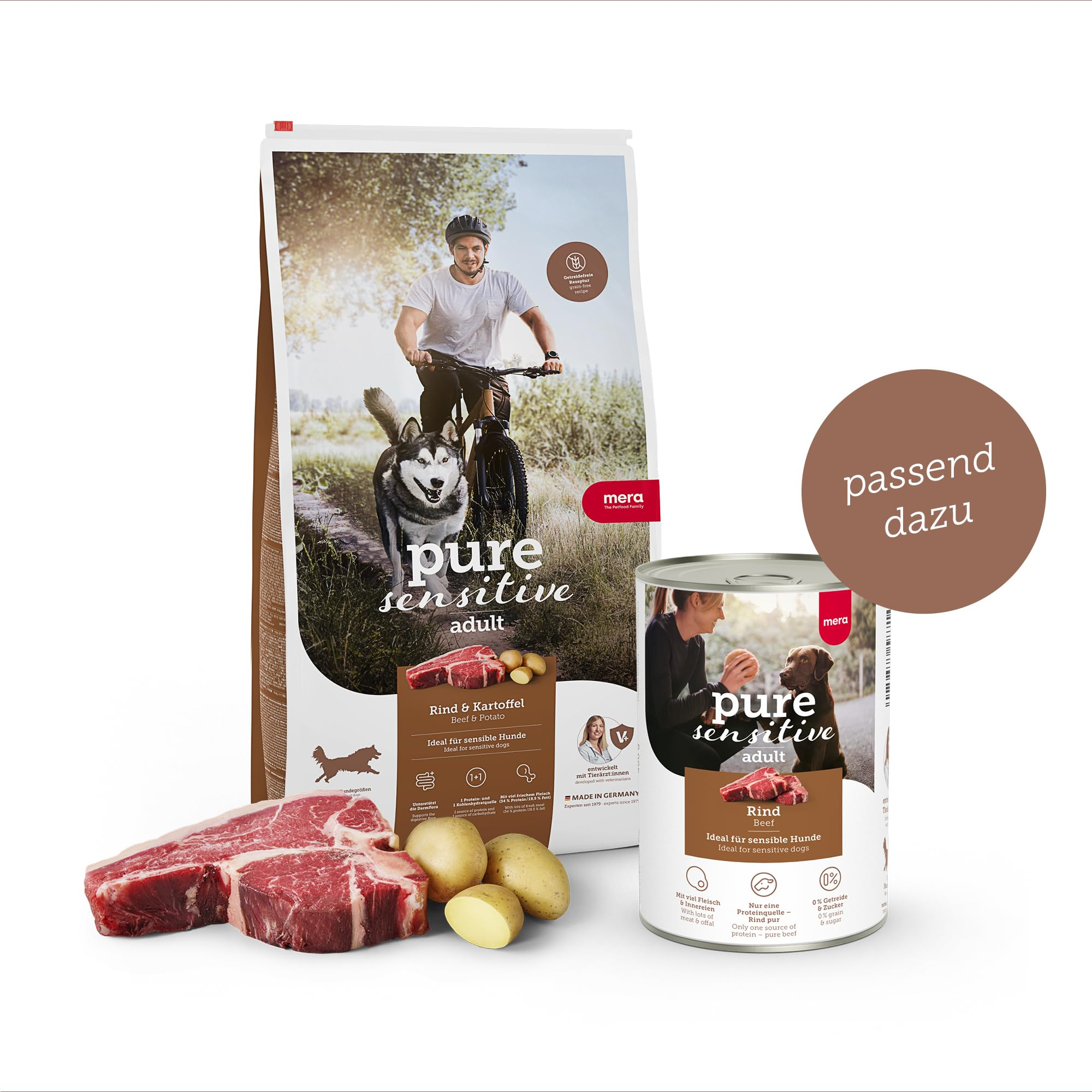 Hundefutter-Verpackung und Dose mit Rind und Kartoffel, umgeben von rohem Fleisch und Kartoffeln auf weißem Grund.