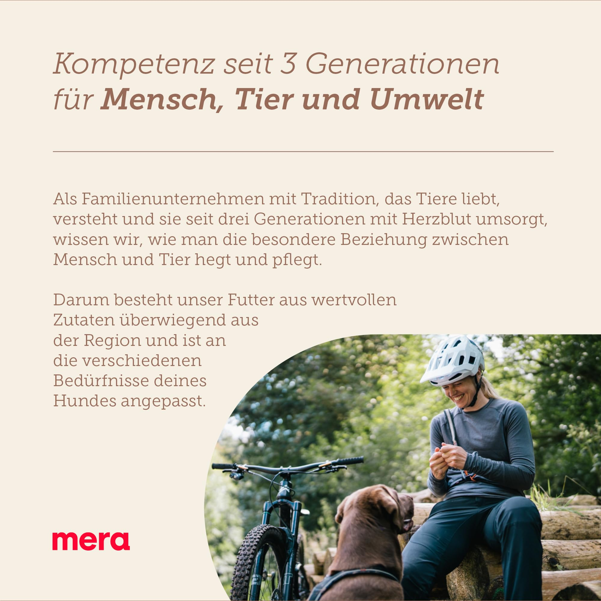 Frau mit Helm und Fahrrad sitzt auf Baumstämmen im Wald und schaut glücklich zu ihrem braunen Hund.