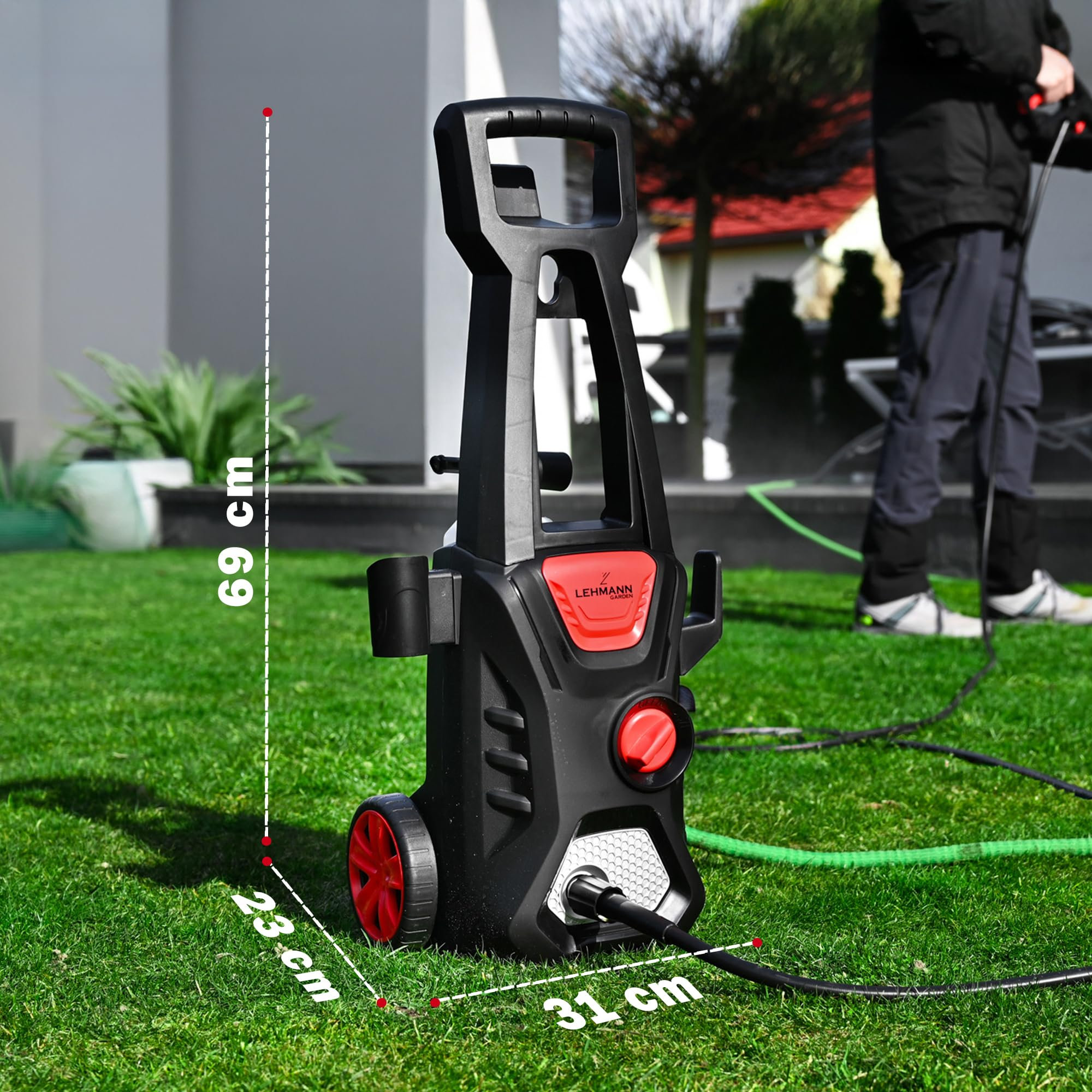 Una idropulitrice nera e rossa su erba verde con indicatori di dimensione di 69 cm, 23 cm e 31 cm.