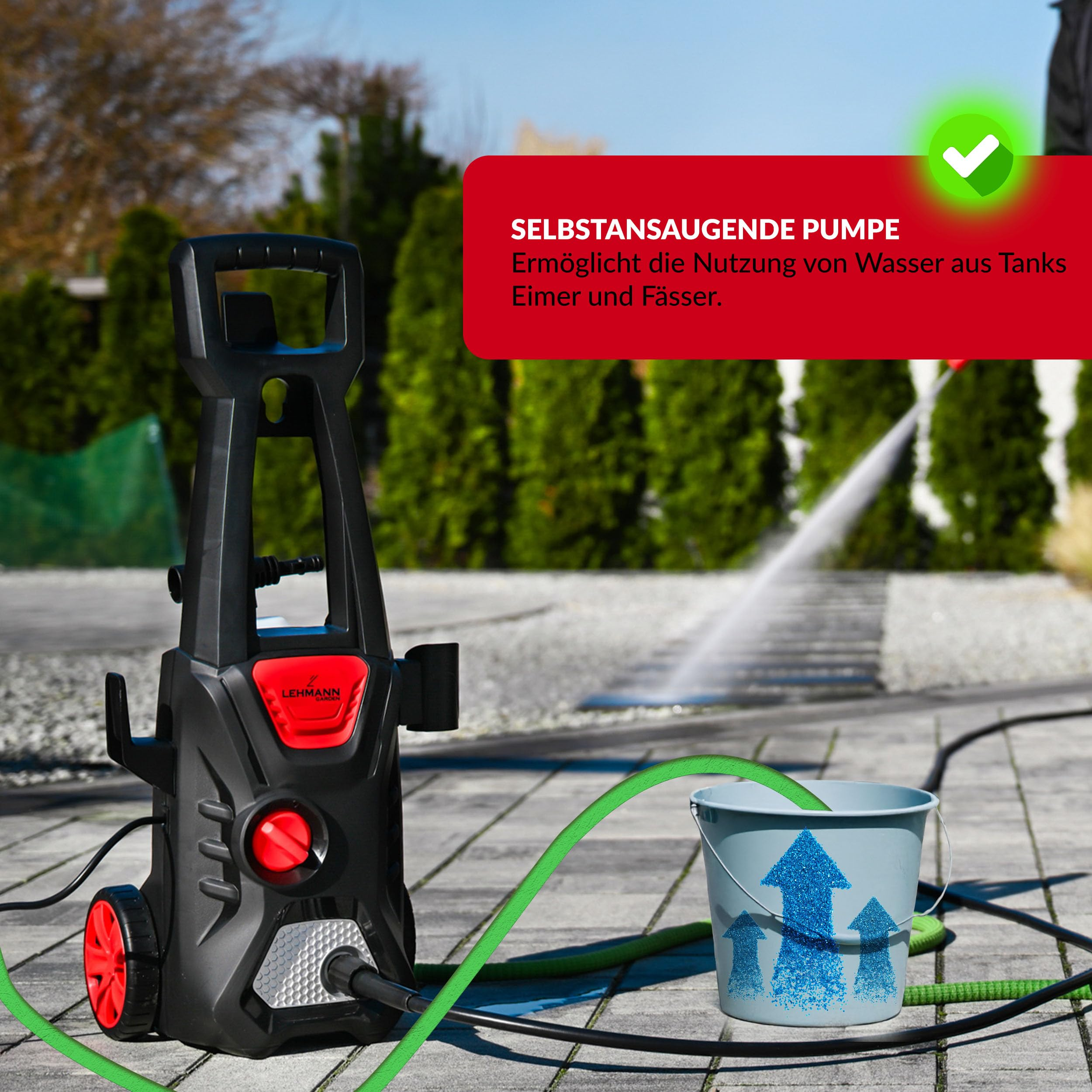 Idropulitrice nera aspira acqua da un secchio con frecce blu. Banner pubblicitario rosso sullo sfondo.