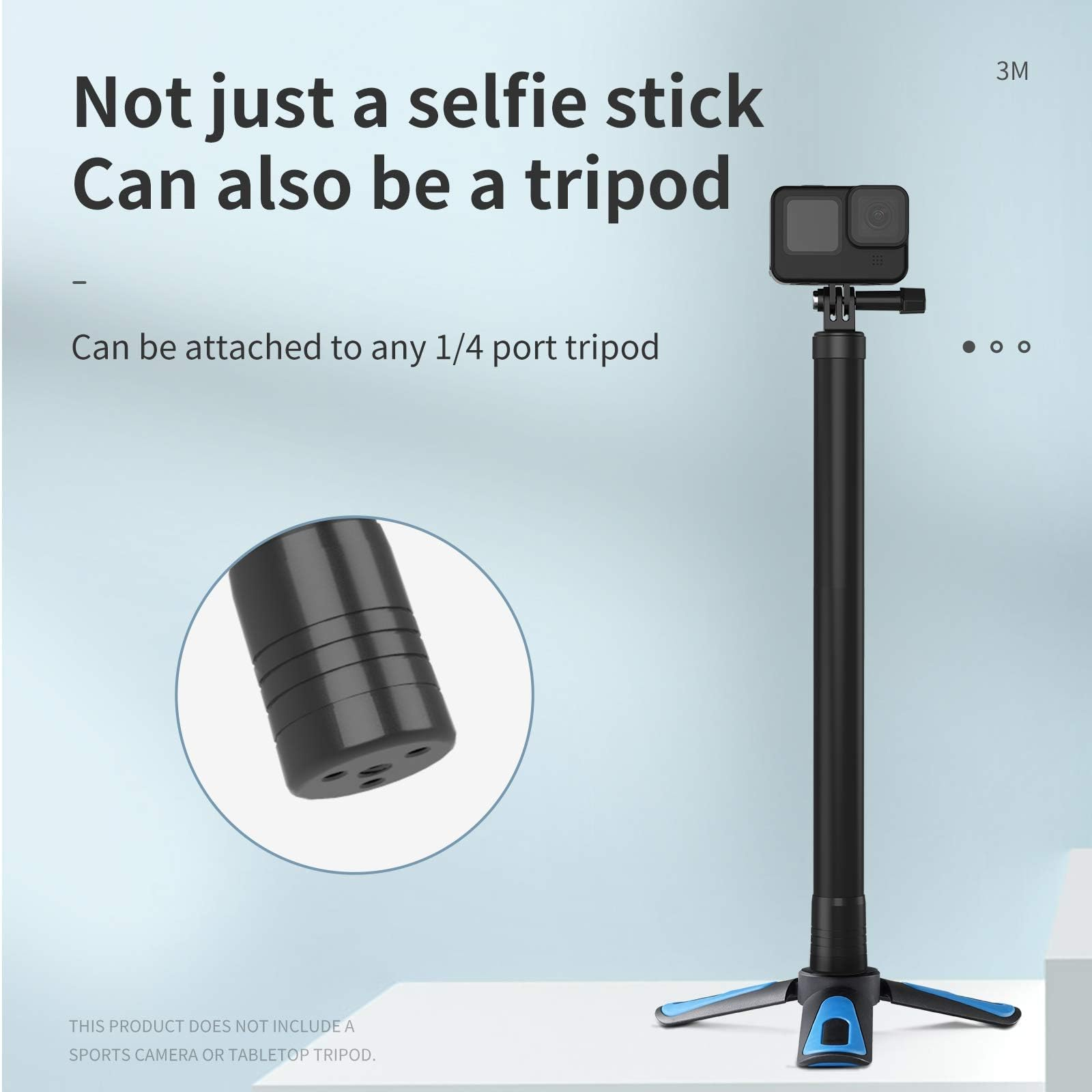 Ein schwarzer Selfie-Stick mit integriertem Stativ, der eine Action-Kamera auf einer hellblauen Hintergrundfläche hält.