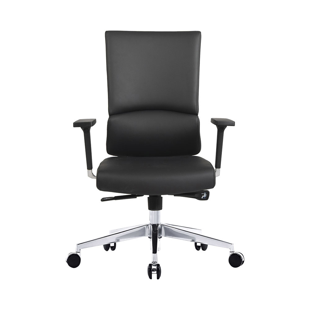 Une chaise de bureau en cuir noir avec base en métal argenté et roulettes sur fond blanc.