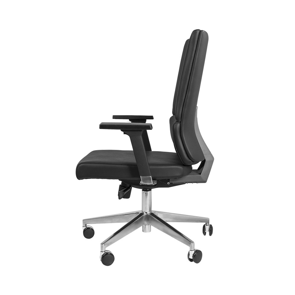 Vue laterale d un fauteuil de bureau ergonomique noir avec dossier haut et roulettes sur base argentee.