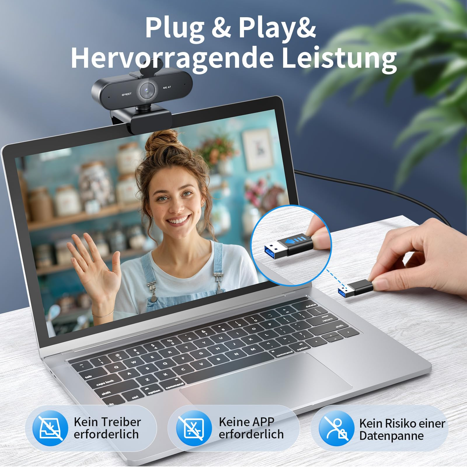 Una webcam montata su un computer portatile mentre una mano collega un USB.