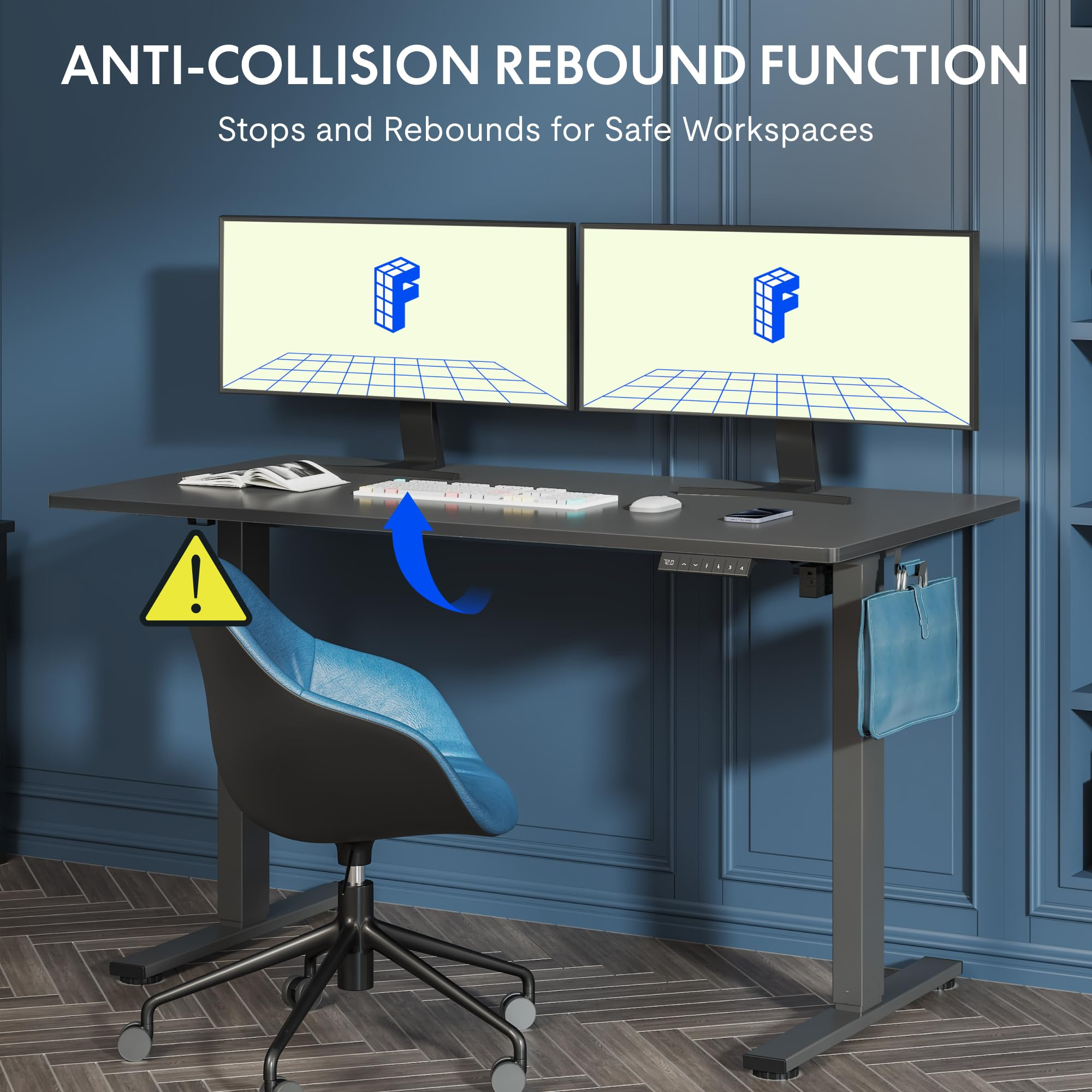 Ein ergonomischer schwarzer Schreibtisch mit zwei Monitoren, blauer Stuhl und Warnsymbol für Kollisionsschutz.