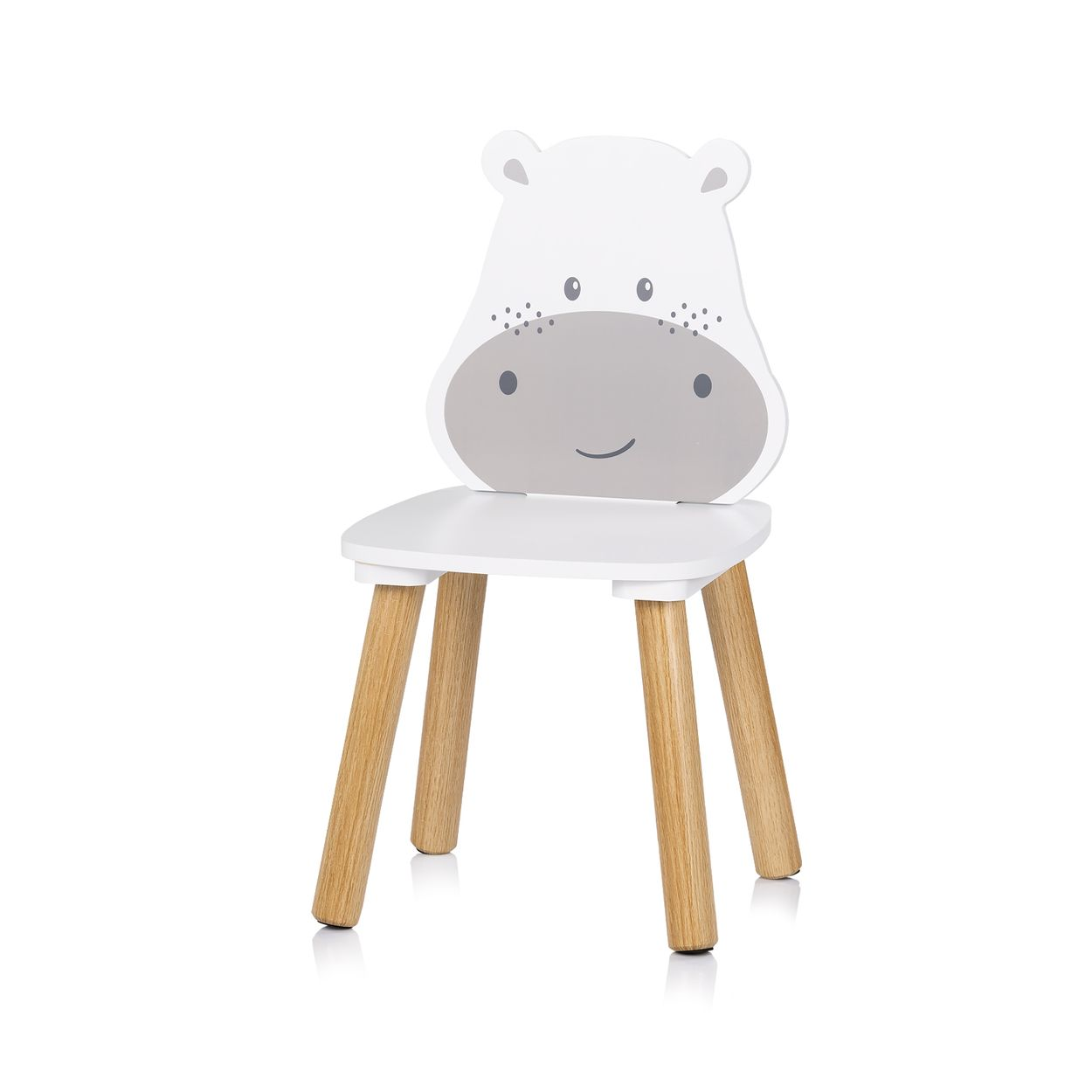 Ein weißer Kinder-Holzstuhl mit Nilpferd-Rückenlehne und vier hellen Holzbeinen auf wei ßem Hintergrund.