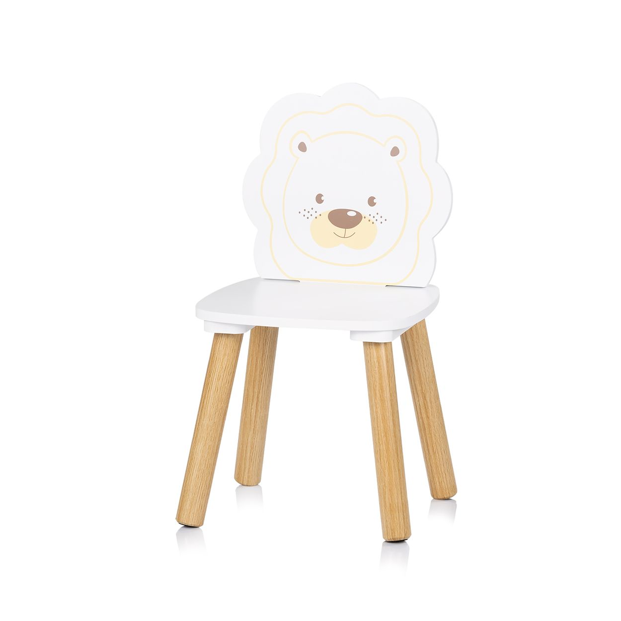 Ein weißer Kinderstuhl mit vier Holzbeinen und einer Löwenkopf-Rückenlehne.
