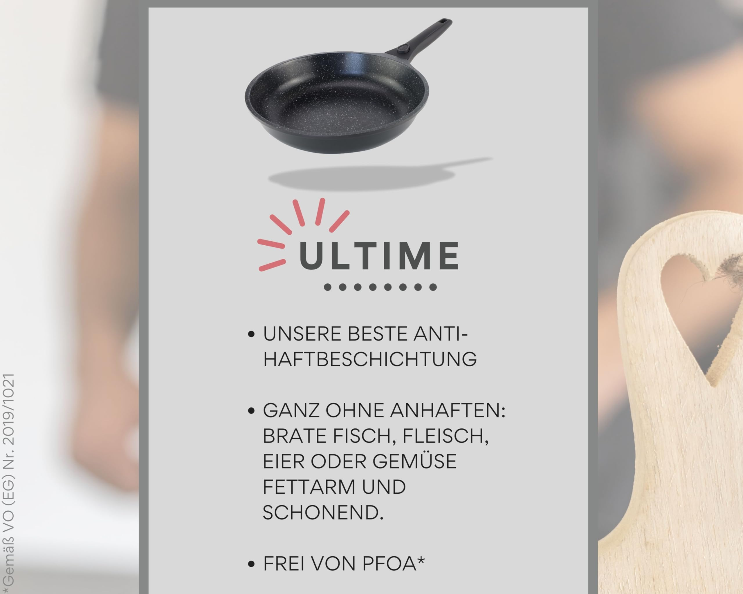 Eine schwarze Bratpfanne mit ULTIME-Logo und deutschen Texten zu Antihaftbeschichtung und PFOA-Freiheit auf grauem Grund.
