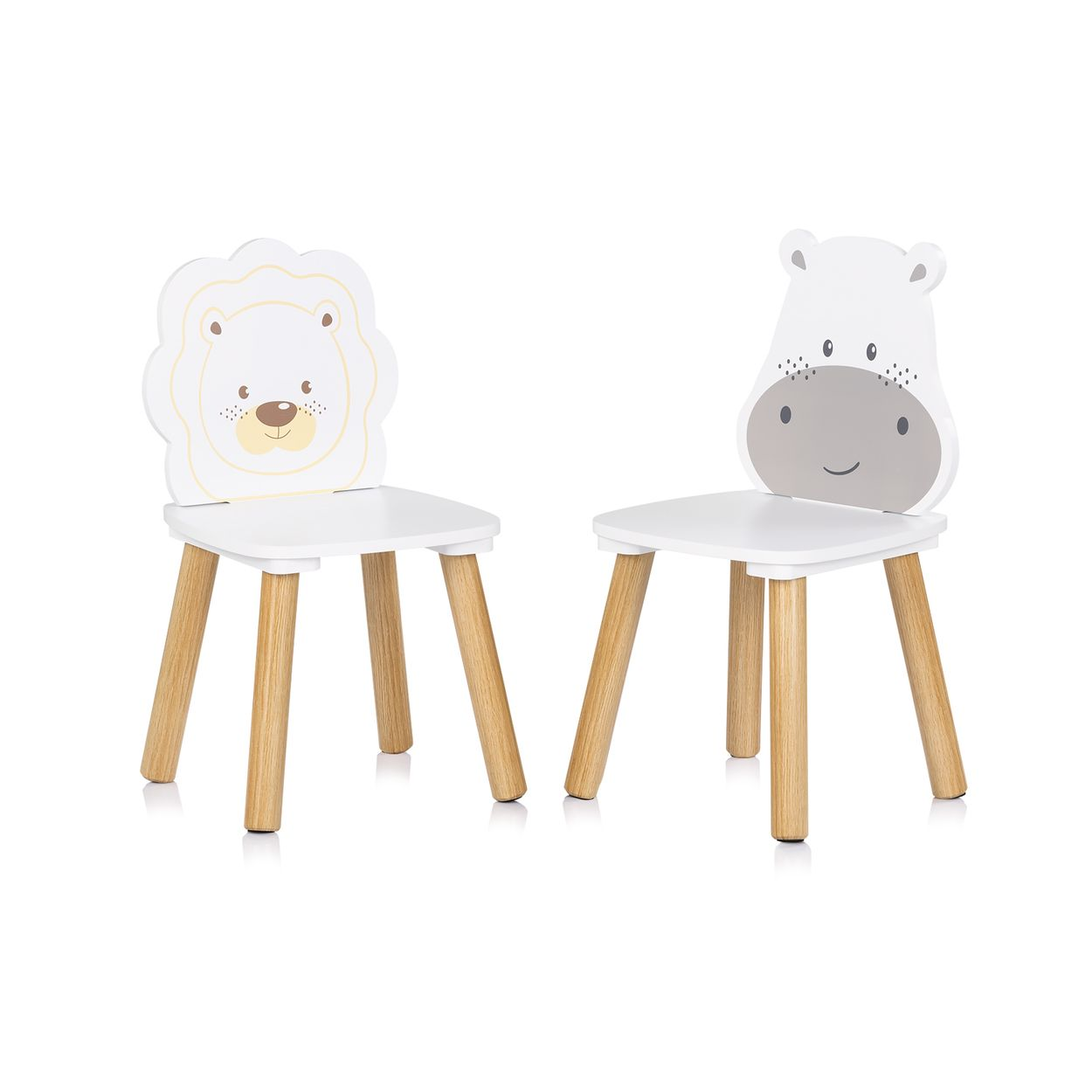 Zwei weiße Kinderstühle mit Holzbeinen, einer mit Löwen- und einer mit Nilpferdmotiv auf der Rückenlehne.