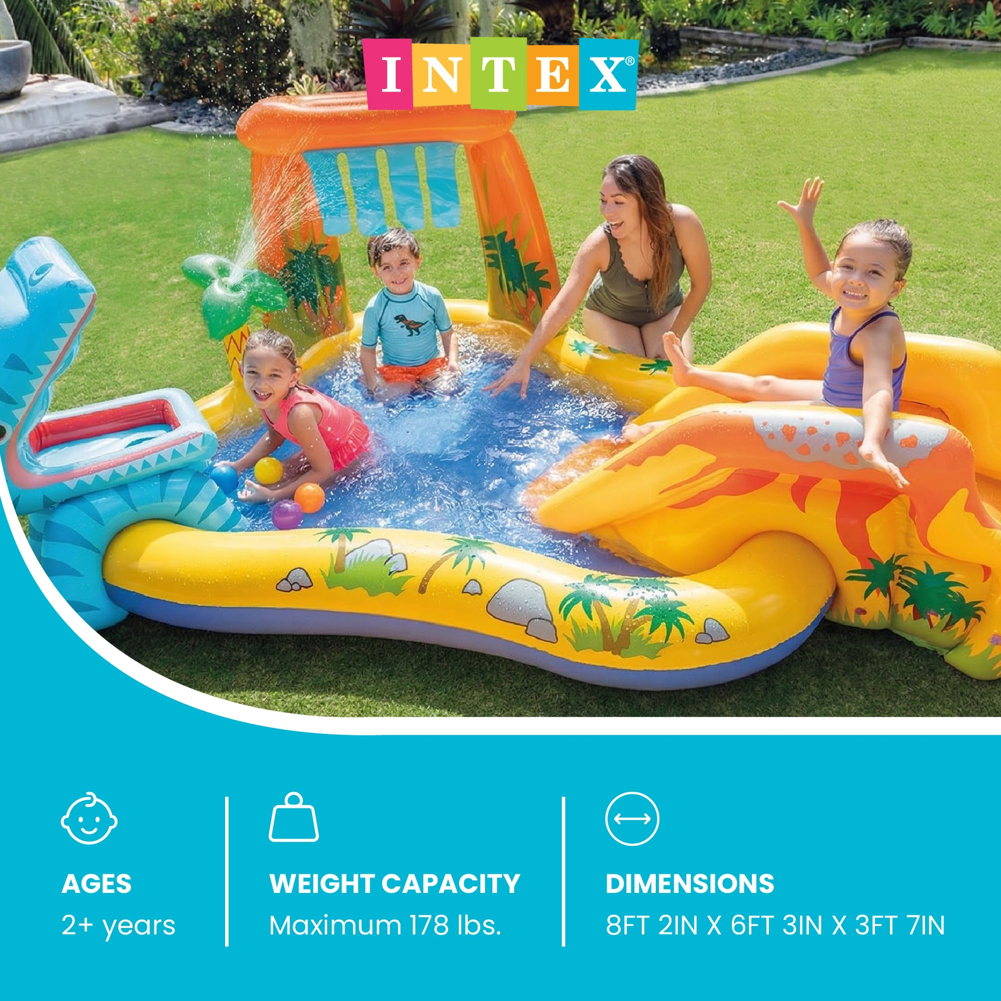 Una donna e tre bambini giocano in una piscina gonfiabile Intex con scivolo, fontana e palline.