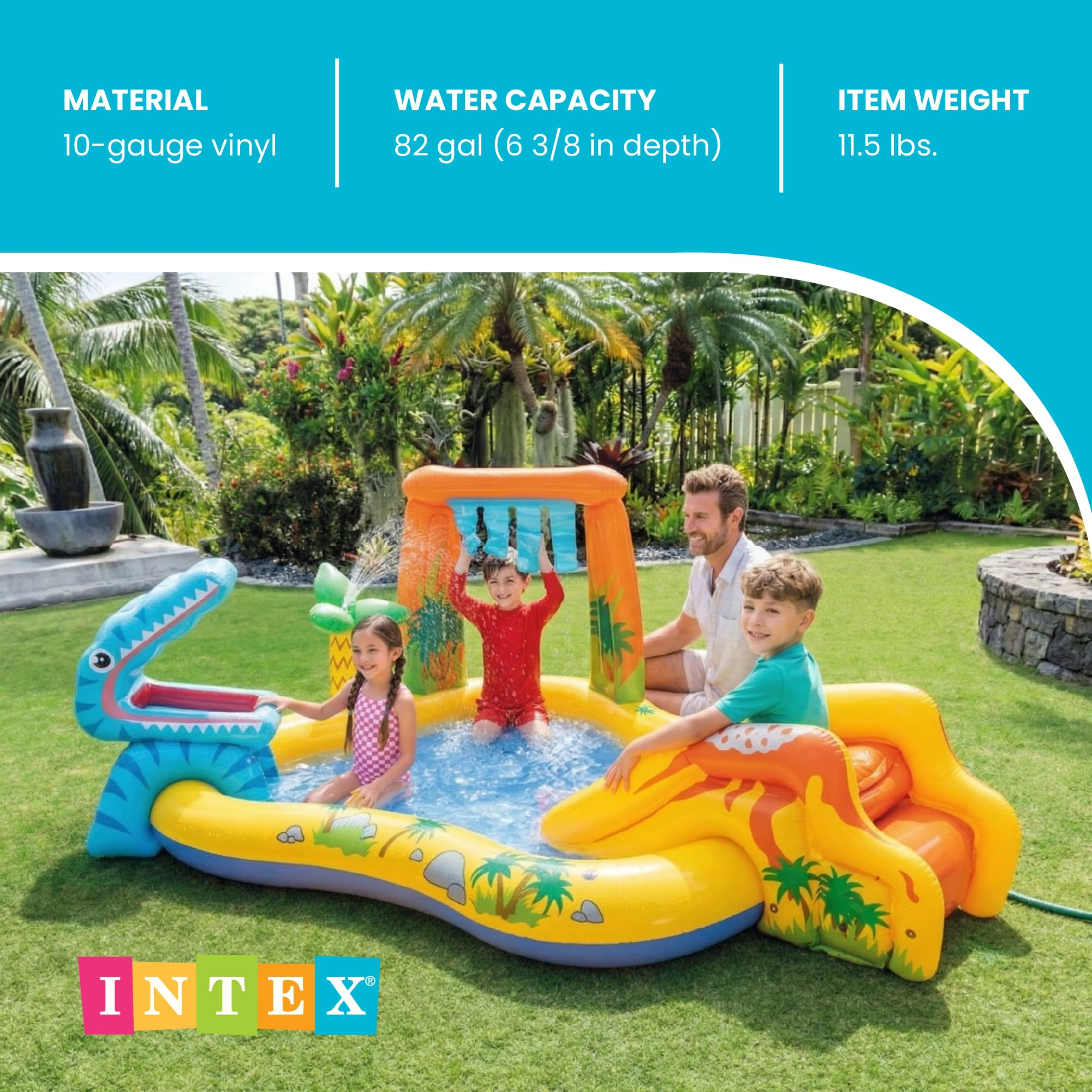 Piscina gonfiabile con dinosauri in un giardino soleggiato con bambini e un uomo.
