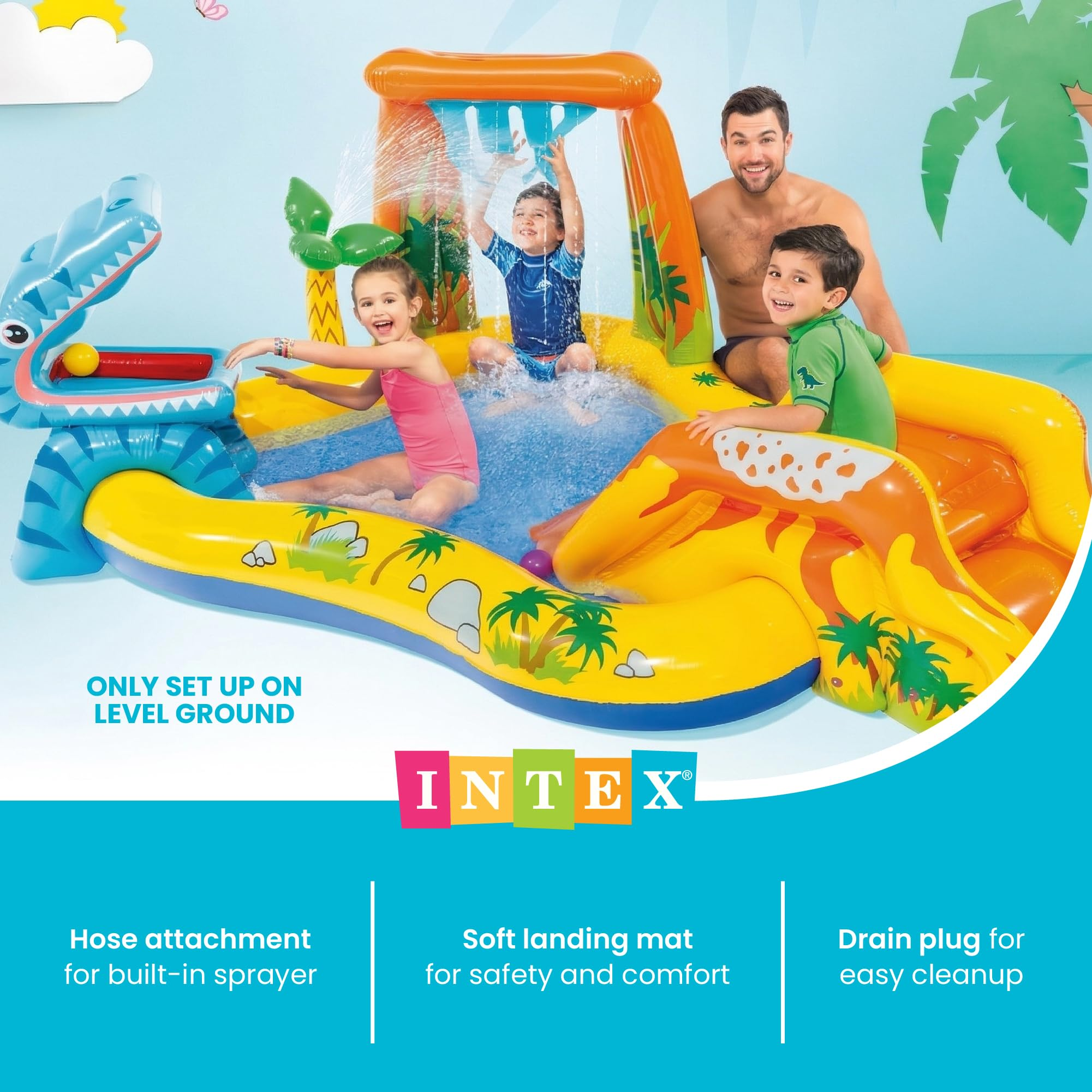 Un padre felice e i suoi figli giocano in una piscina gonfiabile Intex a tema giungla con scivolo.