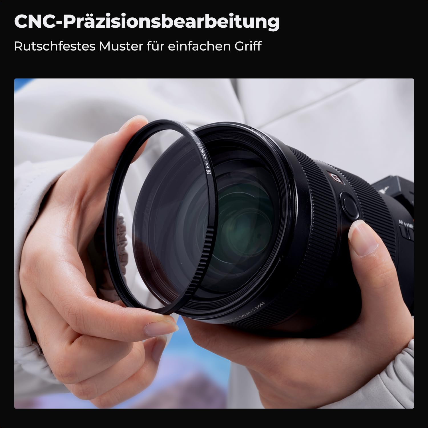 Hände halten ein Kameraobjektiv und bringen einen schwarzen Rundfilter an.