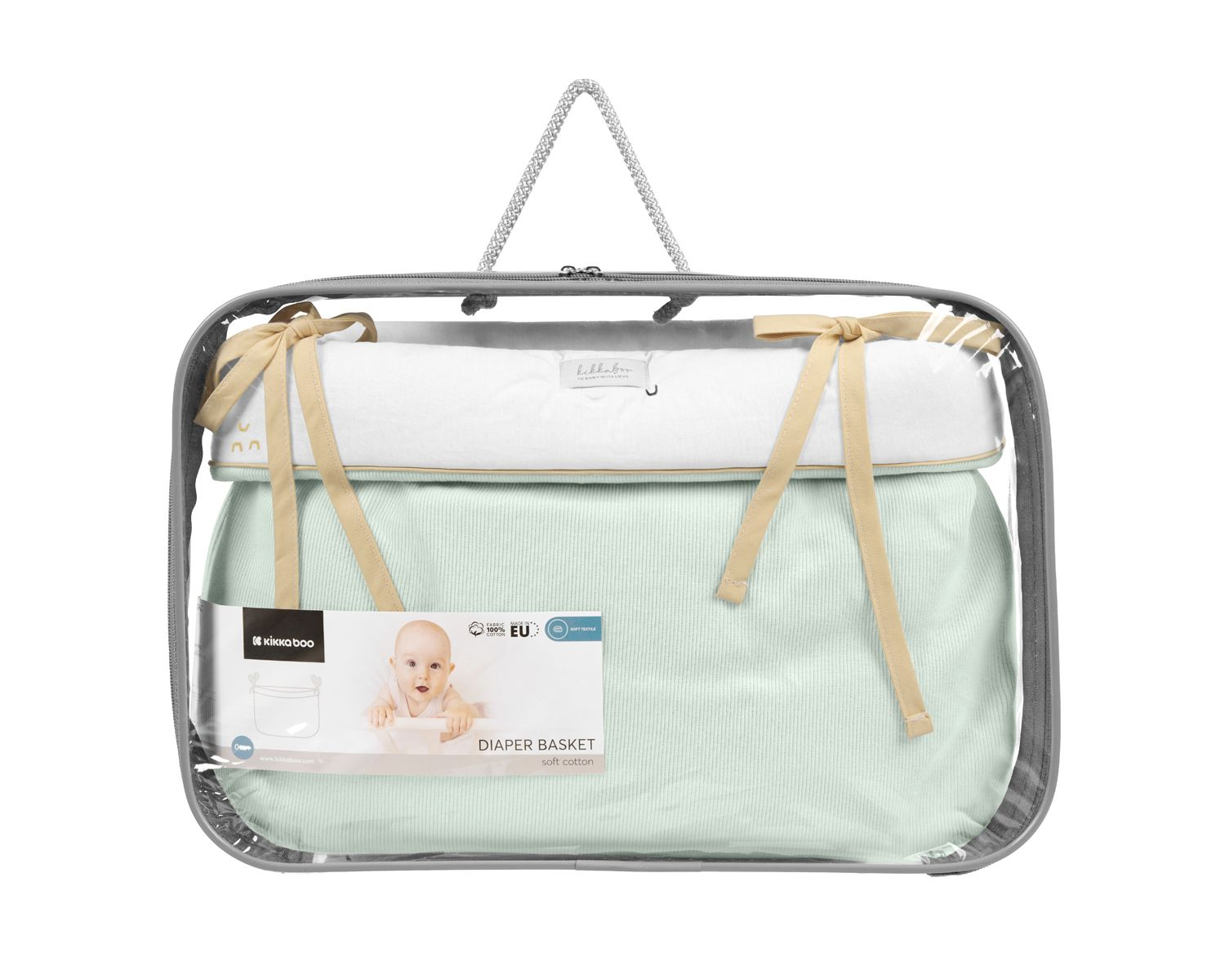 Ein mintgrüner Baby-Wickelkorb in einer klaren PVC-Tragetasche mit hellbeigen Bändern.