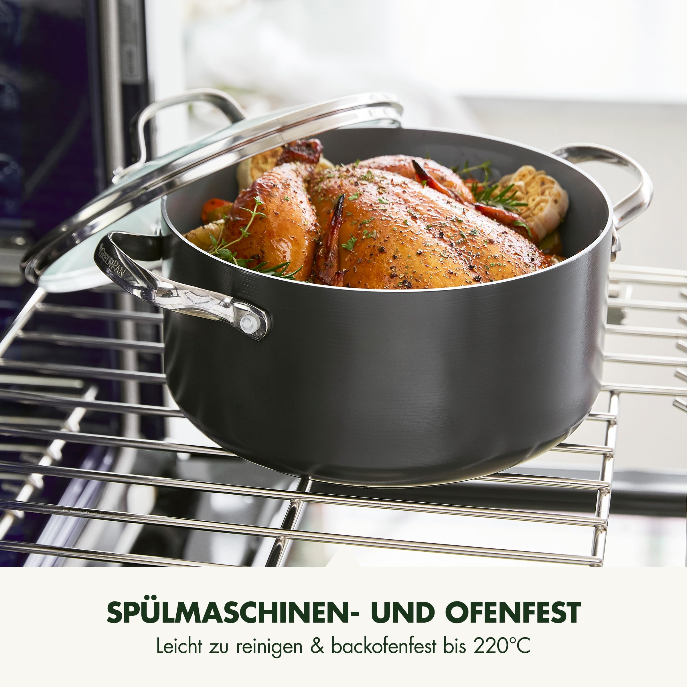 Une rôtissoire contenant un poulet rôti et des herbes sur une grille de four.