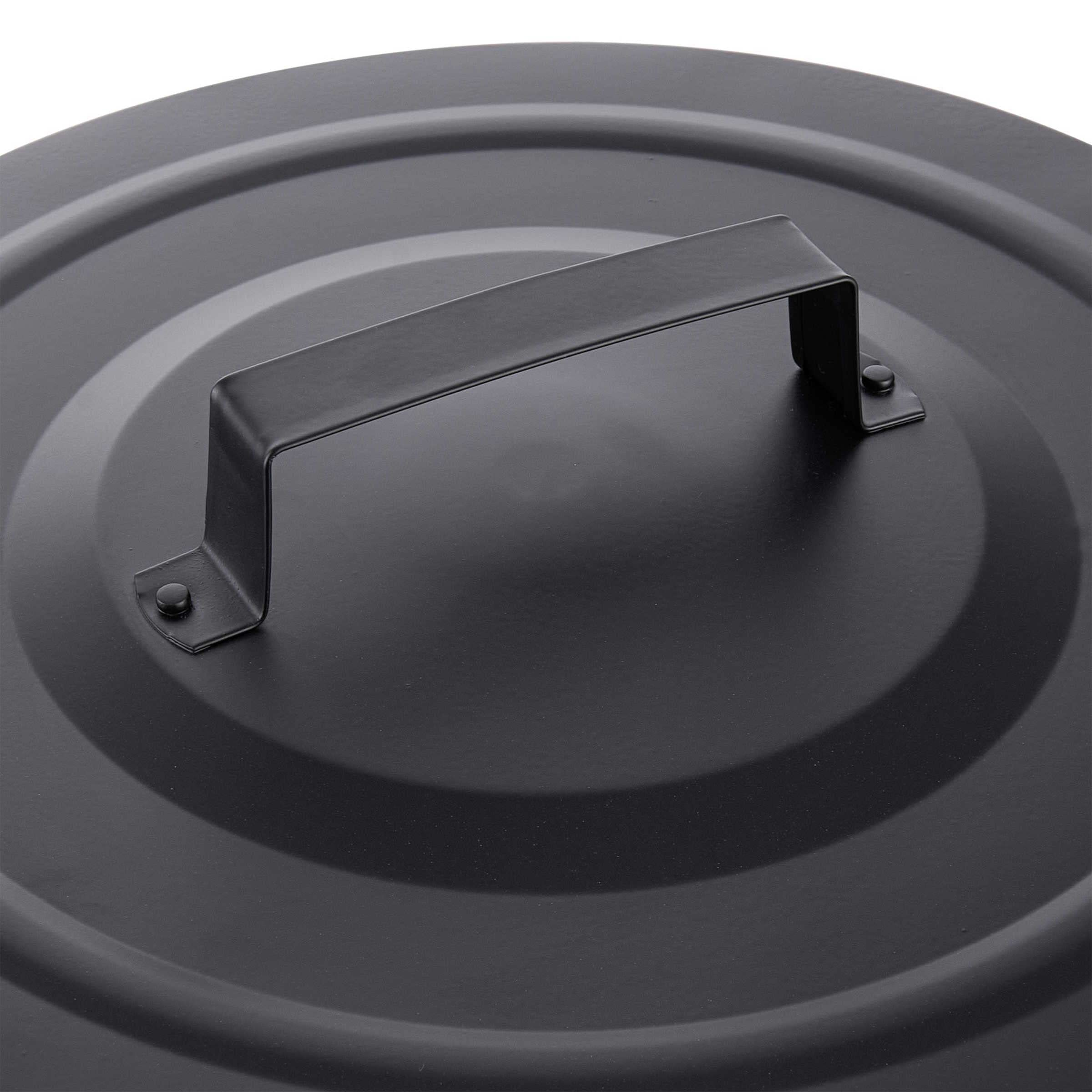 Un couvercle de poubelle rond et noir avec une poignée métallique centrale et des anneaux texturés.