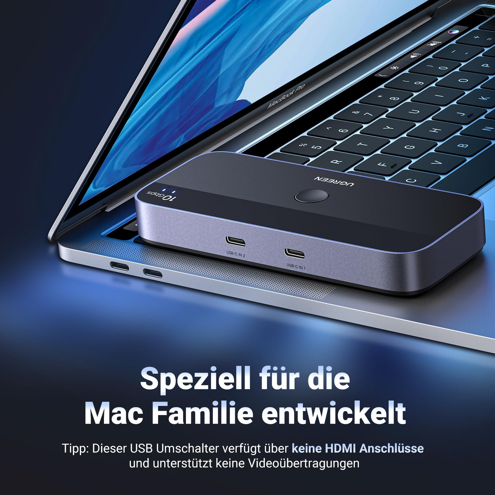 Uno switch USB-C grigio poggia sulla tastiera di un MacBook su sfondo blu.