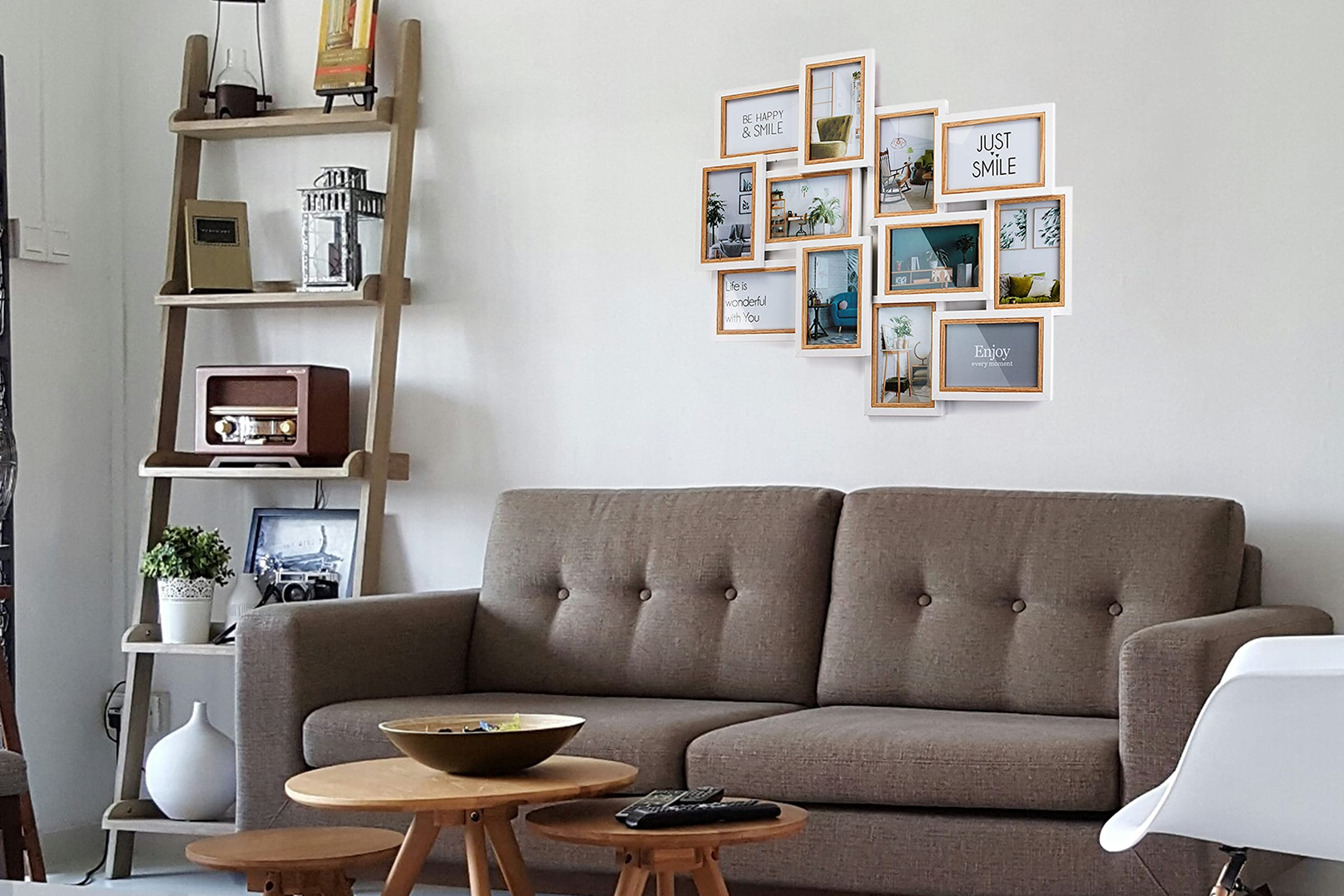 Ein graues Sofa, hölzerne Couchtische, eine Fotorahmen-Collage an der Wand und ein dekoratives Leiterregal.