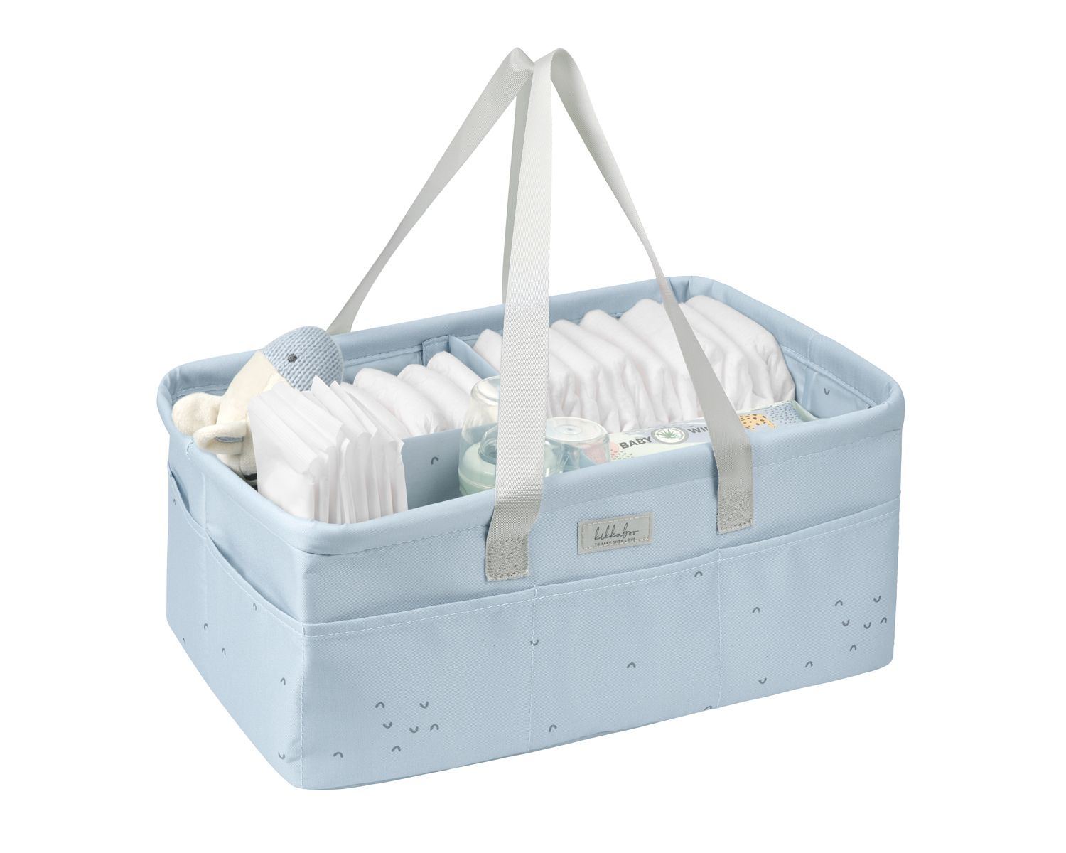 Hellblauer Baby-Utensilienkorb mit Windeln, Fläschchen und Spielzeug gefüllt.