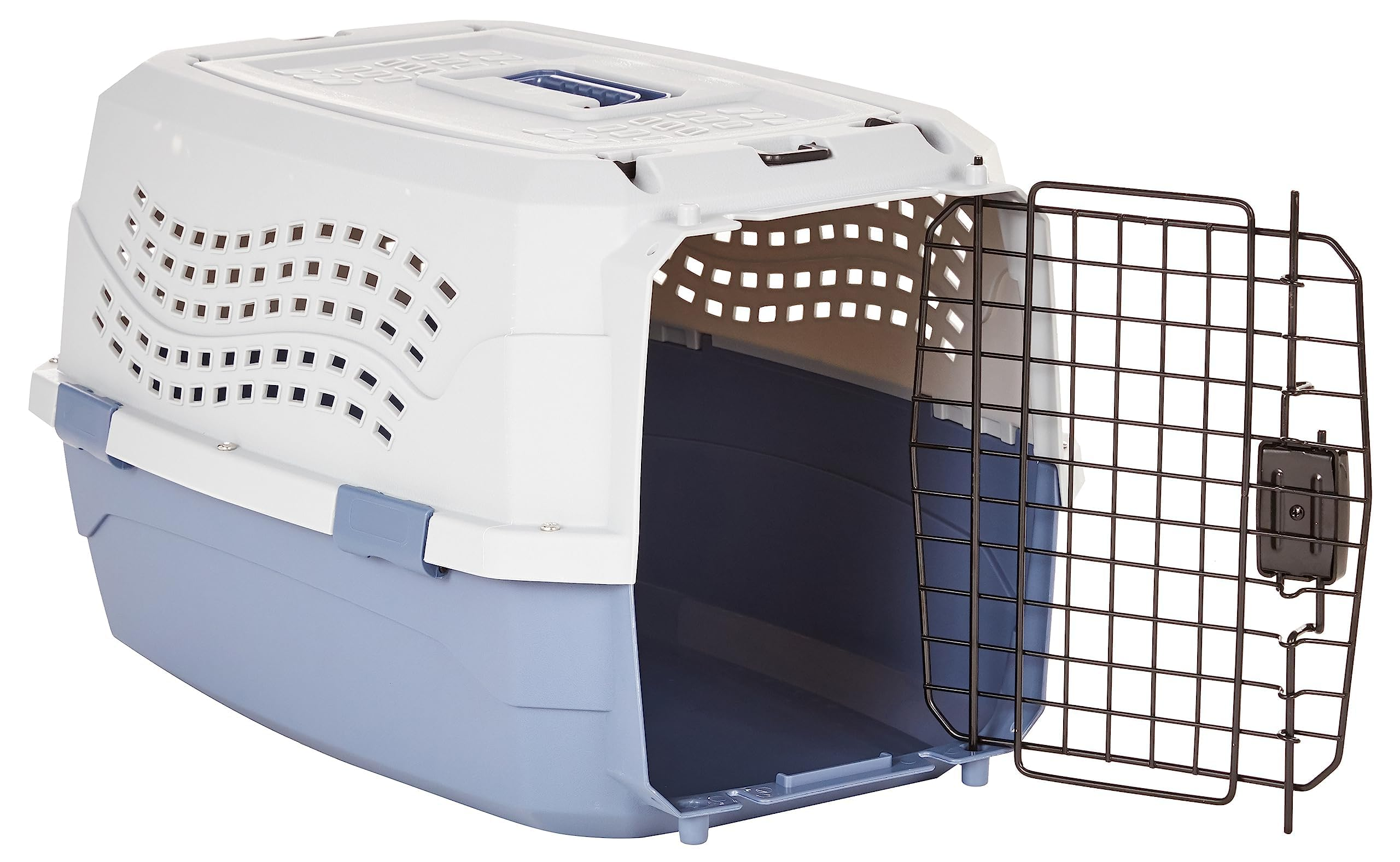 Un trasportino per animali bianco e blu con porta a griglia aperta su sfondo bianco.