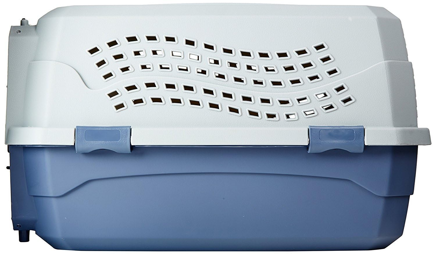 Un trasportino per animali grigio chiaro e blu scuro con file di piccoli fori di ventilazione e due clip blu.