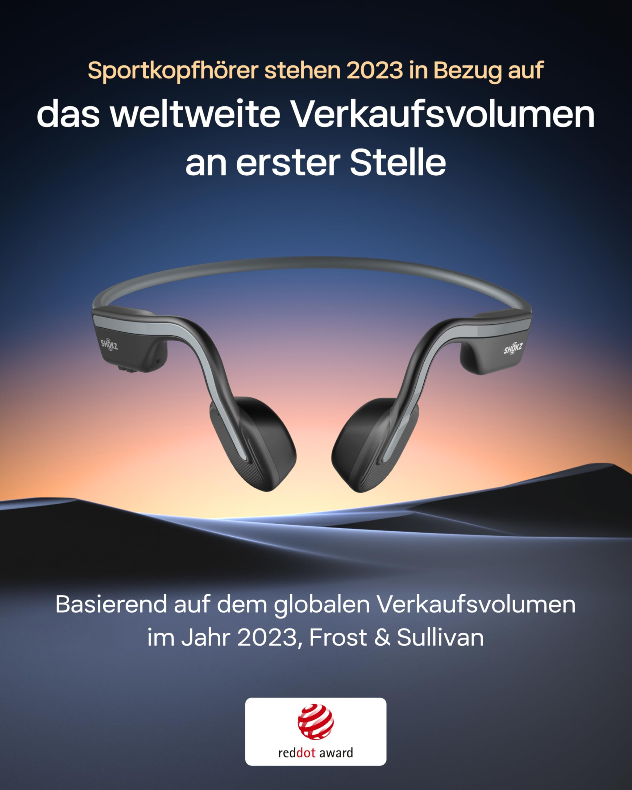 Shokz Sportkopfhörer mit Red Dot Award vor einer Abendlandschaft.