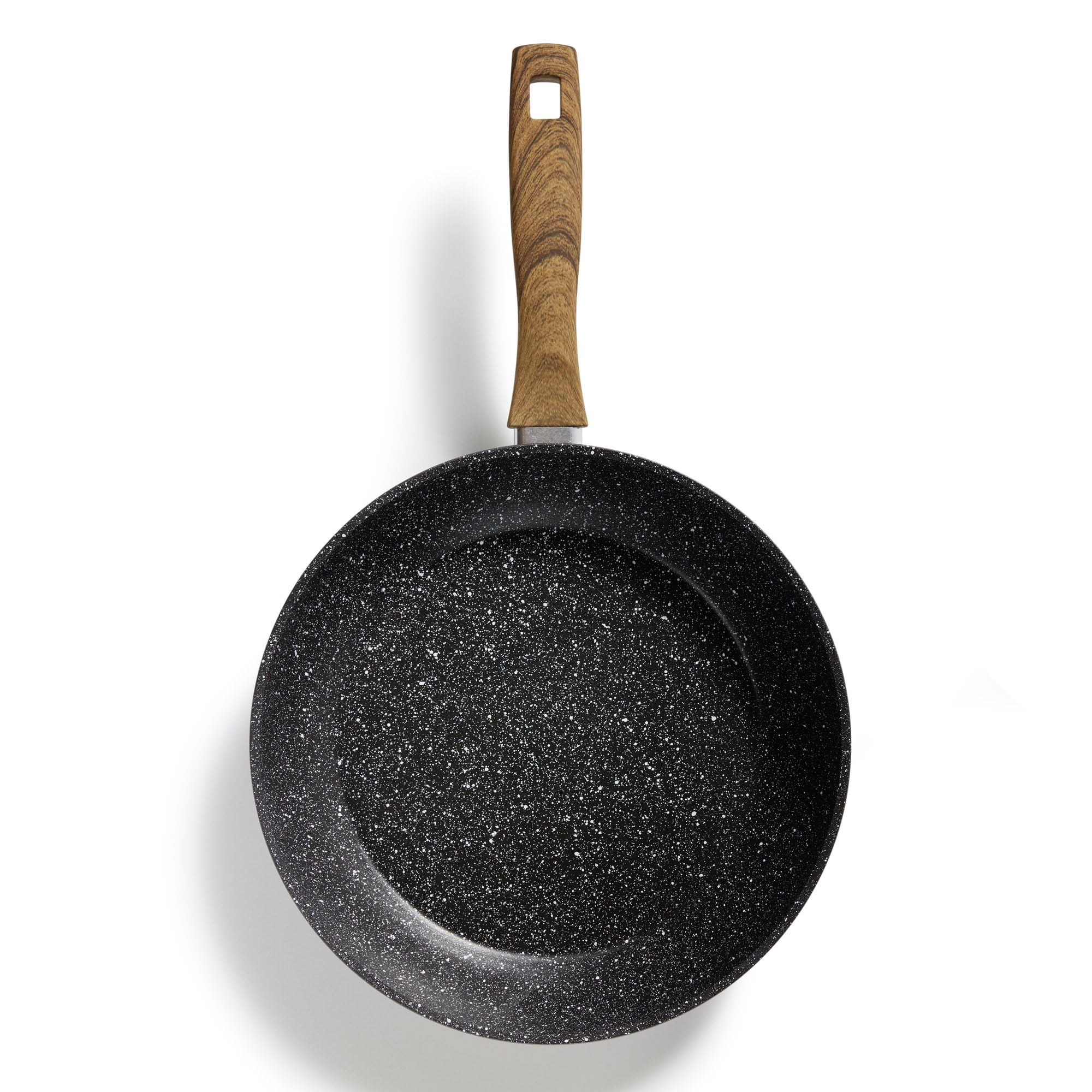 Une poêle noire avec un motif moucheté et un manche en bois marron sur fond blanc.