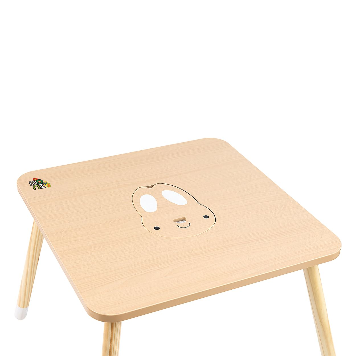 Kleiner Holztisch mit abgerundeten Ecken und einer niedlichen Hasengesichtsgrafik in der Tischmitte auf weißem Grund.