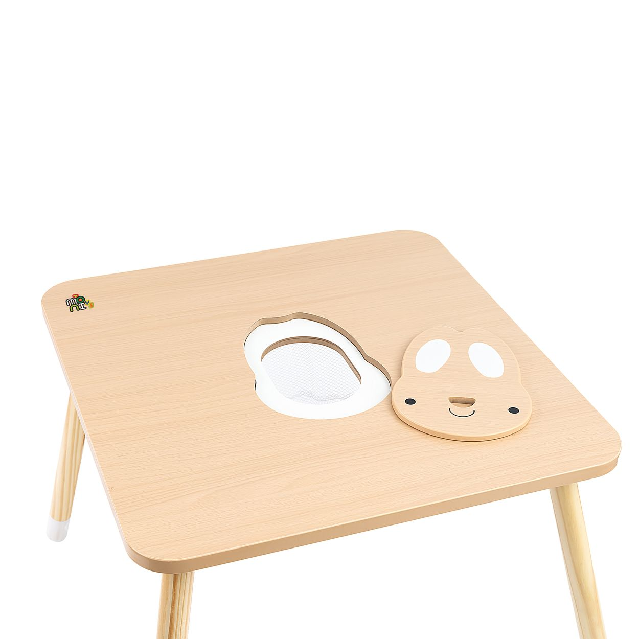 Kleiner Holztisch mit Netzeinsatz in der Mitte und einer abnehmbaren Hasen-Kopfabdeckung auf der hellen Oberfläche.